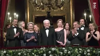 Meloni e von der Leyen alla Scala, la premier in velluto, la leader Ue in paillettes