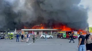 Рашистская ракета попала в ТЦ "Амстор" в Кременчуге, где находилось более 1000 мирных жителей.