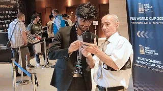 Gukesh helps the elder gentleman take a selfie + fan interaction!