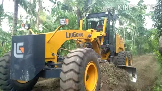 Accomplishment under road screaping,, grader and skills operator