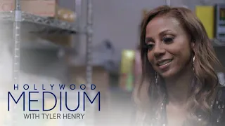 Holly Robinson Peete's Reading Goes Down in Unusual Location | Hollywood Medium | E!