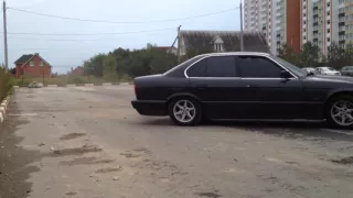 BMW E34 525i красивый дрифт едет боком