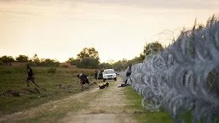 Венгерская полиция применила слезоточивый газ, чтобы сдержать поток мигрантов