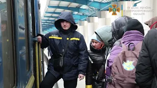 м. Дніпро: рятувальники прийшли на допомогу людям, які вимушені евакуюватись