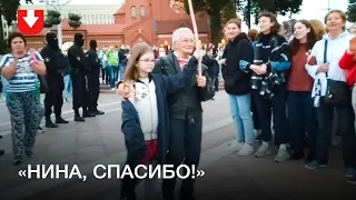 Протестующие приветствуют и благодарят Нину Багинскую на площади Независимости