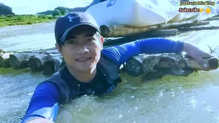 Transporting Sack's of Rice Using Bamboo Raft"Balsa" In The River