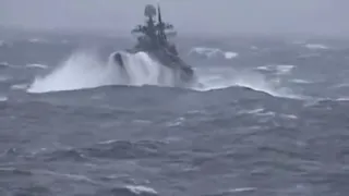 Русский эсминец во время шторма.