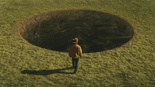 AGRICULTOR DESCOBRE UM BURACO SEM FUNDO EM SUA TERRA E O USA PARA SE LIVRAR DE CADÁVERES!