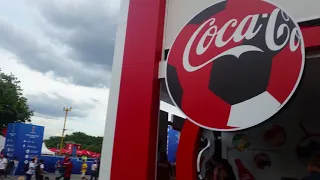 Грудной ребенок в коляске FIFA FAN FEST MOSCOW и группа каста