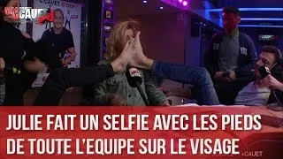 Julie fait un selfie avec les pieds de toute l'équipe sur le visage - C’Cauet sur NRJ