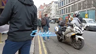 ian mckellen ignoring fans and autograph collectors 4 weeks straight while arriving to Theatre