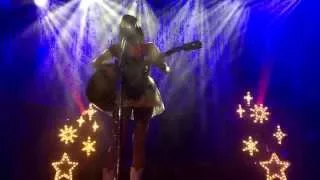 Kacey Musgraves cries and plays an emotional version of Merry Go Round (Live in Glasgow, Scotland)