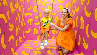 Chris und Mama erkunden das Kindermuseum und das Lernzentrum für Kinder