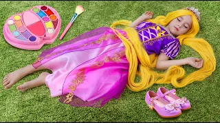 صوفيا مثل الأميرة رابونزيل ، تلعب في صالون تجميل مع صالون شعر للأطفال