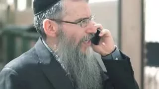 אברהם פריד וישי ריבו מחכים לטרמפ בירושלים