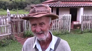 COM 82 ANOS ELE MORA SOZINHO E FAZ DE TUDO NA ROÇA