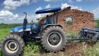 trator New Holland tt4030 da prefeitura de araruna cortando terra no sítio caveira da onça