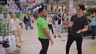 Wojciech i Adam  Kaczmarek  - Flash mob -   Kapitalnie zaśpiewali  "Toreador " w Leroy Merlin