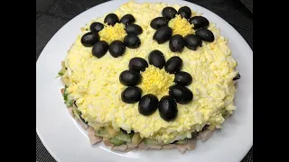 Пикантный и нежный салат, с копченой курицей и оливками