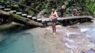 купание в водопаде