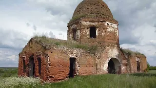 Заброшенная церковь в заброшенном селе