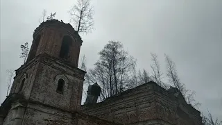 Заброшенная церковь Троицы Живоначальной в деревне Турны, 1908 г.