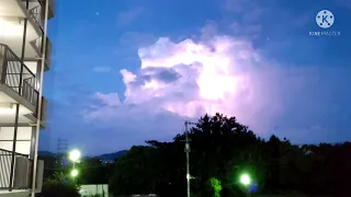 積乱雲（入道雲）が雷で光る瞬間