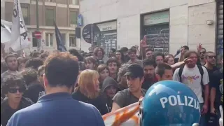 Torino, scontri tra manifestanti e forze dell'ordine al corteo contro Giorgia Meloni