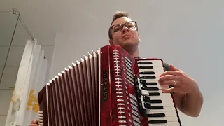 Wie schön, dass du geboren bist on accordion by Matthias Griesbeck