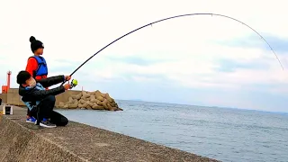 泳がせ釣りに子供もビックリの超巨大ヒラメが襲いかかる