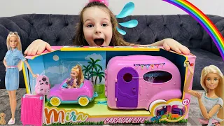 Barbie Videoları!Ada Barbie Ailesi ile Karavan Oynuyor! Barbie Ailesi,Barbie Evcilik Bebek Videosu