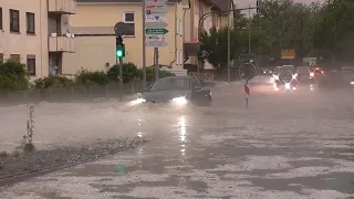 Gebrochene Autoscheiben, überflutete Straßen, zerstörte Dachziegel- 20.05.22 Hagelchaos im Rheinland