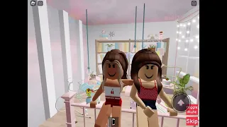 I’m playing Roblox Angels Photo Shoot room :3