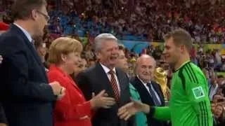 МАНУЭЛЬ НОЙЕР (Manuel Neuer) на ЧМ 2014 в БРАЗИЛИИ! ЛУЧШИЙ ВРАТАРЬ! Награждение! ЗОЛОТАЯ ПЕРЧАТКА!