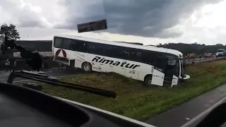 Acidente entre caminhão e ônibus bloqueia BR-116