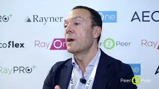 Peer2Peer @ ESCRS | Dr Fernando Llovet con las lentes intraoculares RayOne Trifocal