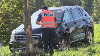 Kollbrunn (Gemeindegebiet Zell) ZH: Auto prallt gegen Baum