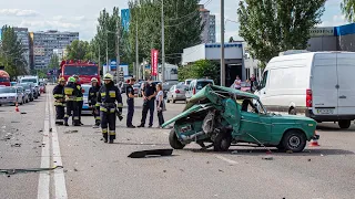 В Днепре на Маршала Малиновского столкнулись BMW и ВАЗ: пострадали мужчина и 4-летний ребенок