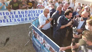 Salvini bagnato sul palco di Mondragone