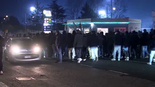 Ultras della Cavese prendono di mira bus della Nocerina: ferito mister Erra