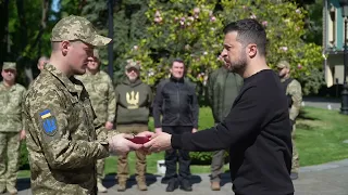 У День піхоти України Президент Володимир Зеленський вручив державні нагороди захисникам