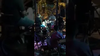 Morador de rua cantando pagode. Sem perceber