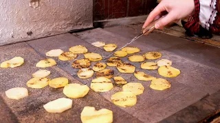 Дідусь ЗДИВУВАВ давнім рецептом! КАРТОПЛЯ на БЛЯСІ без олії на печі в селі! Піки або Баньки