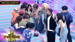 It's Showtime hosts give a group hug to those who became emotional in the studio | It's Showtime