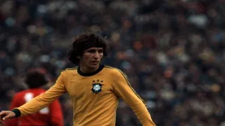 Zico enfrentando a Tchecoslováquia (e o gramado) em 1978!