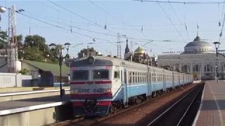 Электропоезд ЭР9Е-642 прибывает на станцию