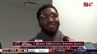 Donovan Mitchell trying to do a " professional " interview Despite his teammates distracting singing