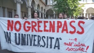 No Green Pass, corteo di universitari dentro la Statale di Milano