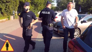 policjanci popychają pieszego na chodniku