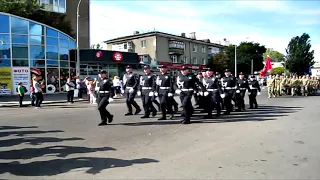 Бердянск. Прохождение военных и барабинщиц Донецкого Государственного Университета внутренних дел.